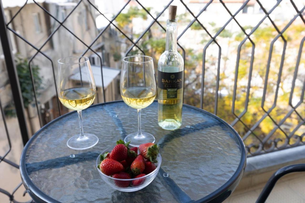 Elegant W Balcony & Mamad In Heart Of By Sea N' Rent Căn hộ Tel Aviv